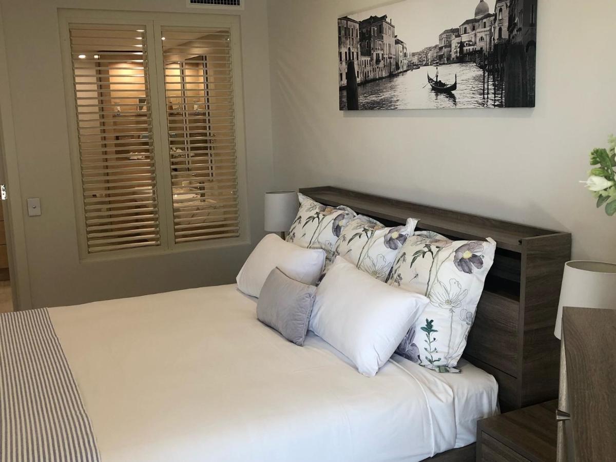 Grand Mercure Allegra Херви-Бэй Экстерьер фото A bedroom with plantation shutters