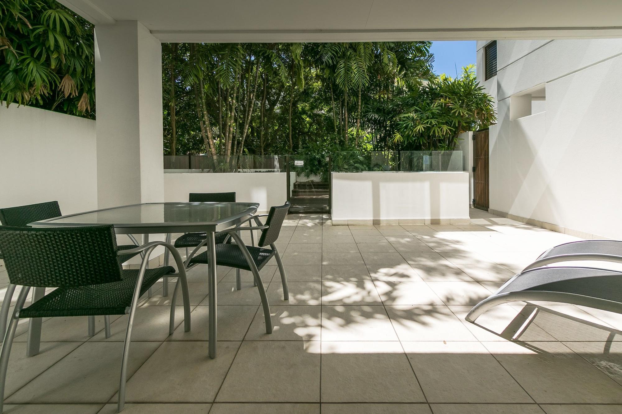 Grand Mercure Allegra Херви-Бэй Экстерьер фото The courtyard of a typical apartment at the complex