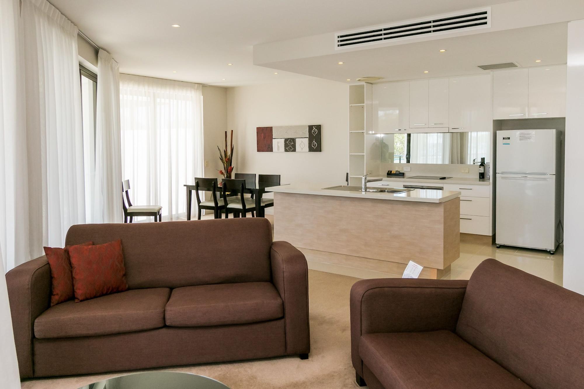 Grand Mercure Allegra Херви-Бэй Экстерьер фото A living room with a kitchen