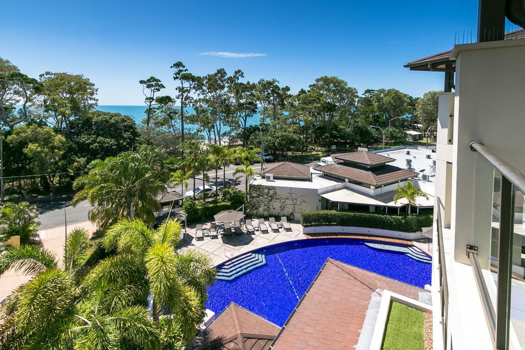 Grand Mercure Allegra Херви-Бэй Экстерьер фото View of the pool at the Mantra on Saltwater Island