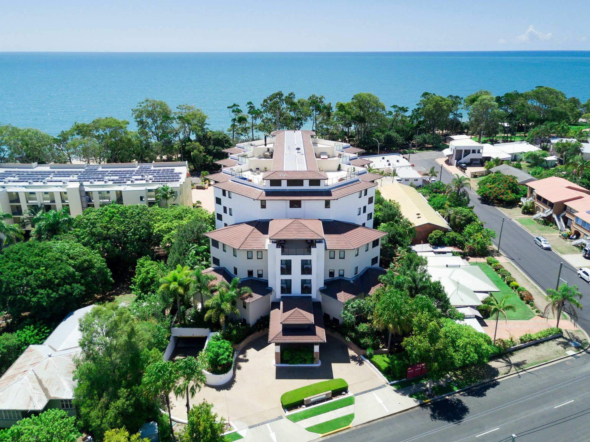 Grand Mercure Allegra Херви-Бэй Экстерьер фото Aerial view of the complex